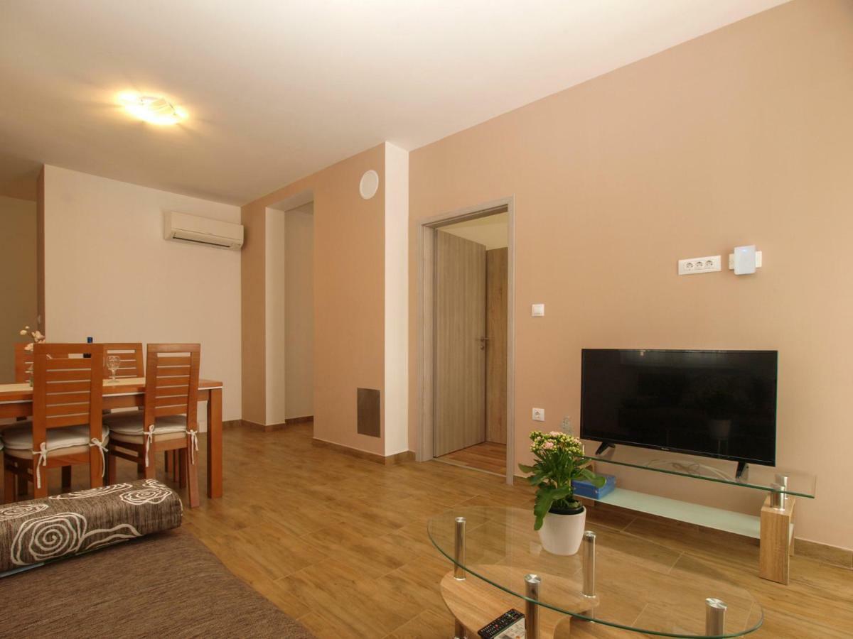 4 Stars Apartments-Pikula Fazana Exterior photo