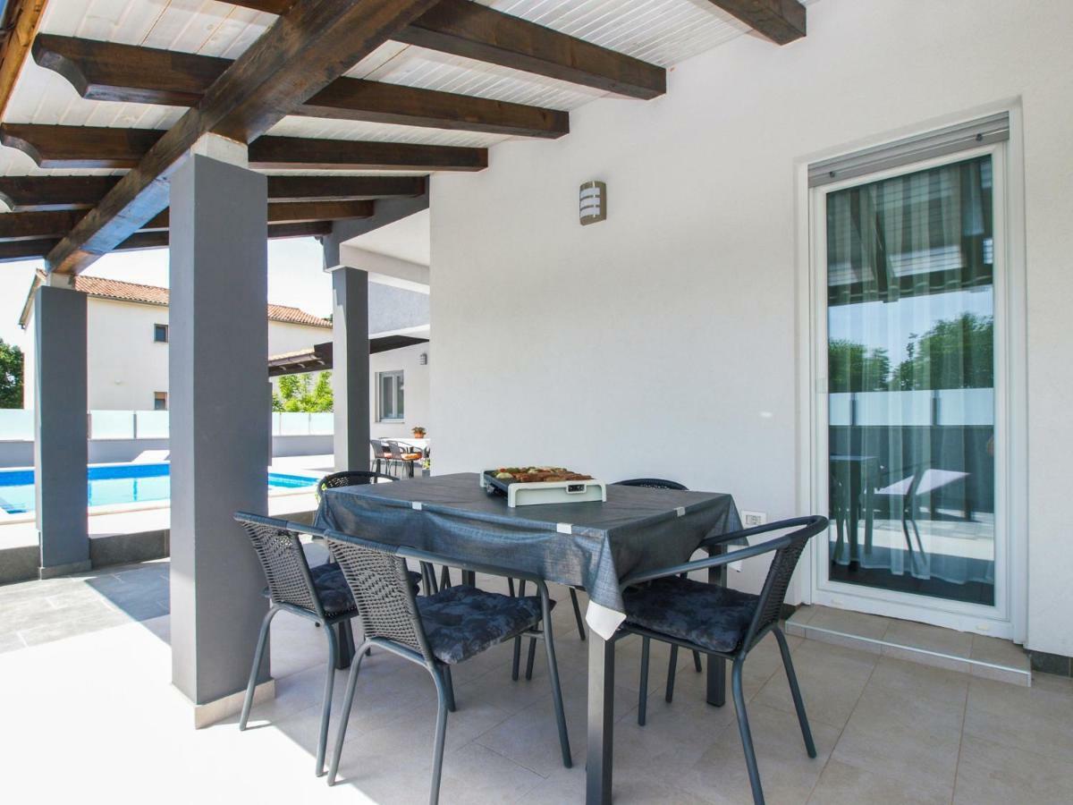 4 Stars Apartments-Pikula Fazana Exterior photo