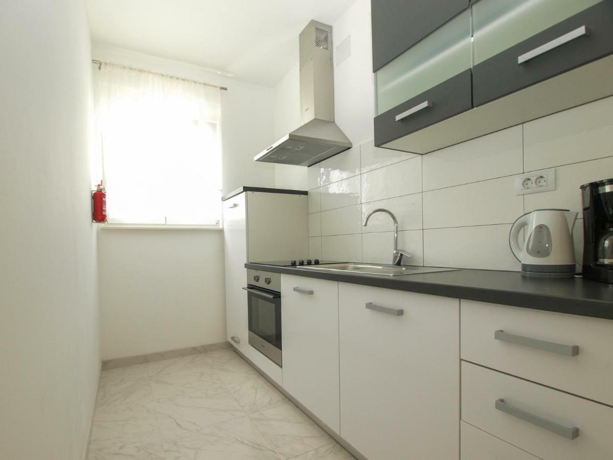 4 Stars Apartments-Pikula Fazana Exterior photo