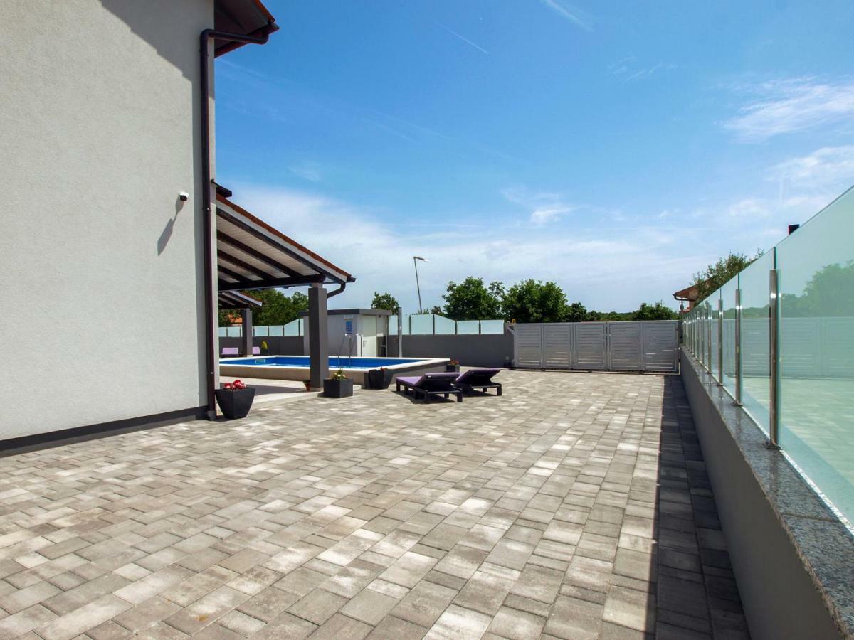 4 Stars Apartments-Pikula Fazana Exterior photo