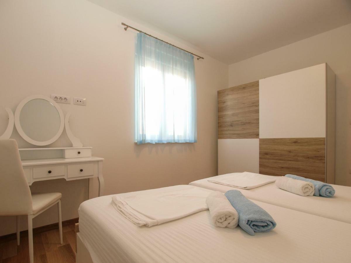 4 Stars Apartments-Pikula Fazana Exterior photo