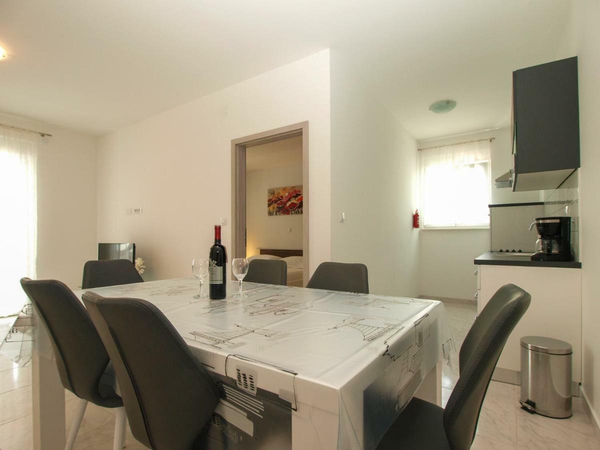 4 Stars Apartments-Pikula Fazana Exterior photo